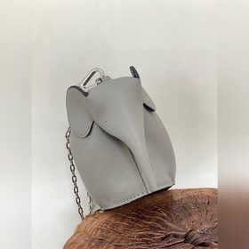 Mini сумка-слоник через плечо от Loewe Миниатюрный слоник и цепоч