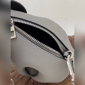 Mini сумка-слоник через плечо от Loewe Миниатюрный слоник и цепоч