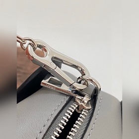 Mini сумка-слоник через плечо от Loewe Миниатюрный слоник и цепоч
