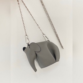 Mini сумка-слоник через плечо от Loewe Миниатюрный слоник и цепоч