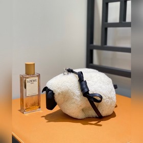 Луи Виттон, сумка Little Lamb Вслед за сумками виде слоненка и кр