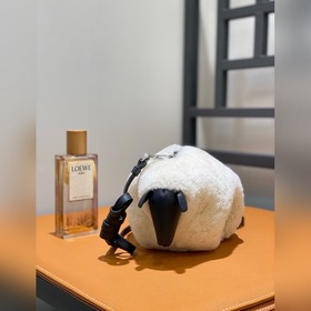 Луи Виттон, сумка Little Lamb Вслед за сумками виде слоненка и кр