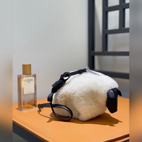 Луи Виттон, сумка Little Lamb Вслед за сумками виде слоненка и кр