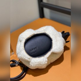 Луи Виттон, сумка Little Lamb Вслед за сумками виде слоненка и кр