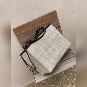 Новая сумка Cushion Tote от Loewe Высокое качество, практичность,
