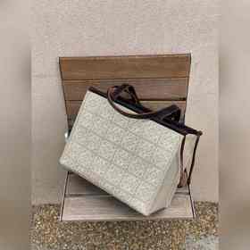 Новая сумка Cushion Tote от Loewe Высокое качество, практичность,