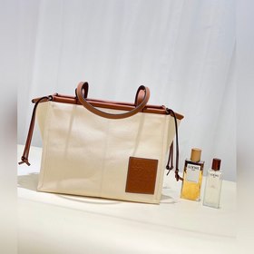 Новая сумка Cushion Tote от Loewe Высокое качество, практичность,