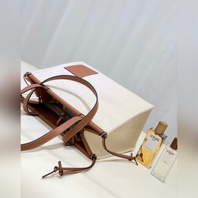 Новая сумка Cushion Tote от Loewe Высокое качество, практичность,