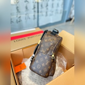 Рюкзак LV среднего размера с двойными плечевыми ремнями С ним выг