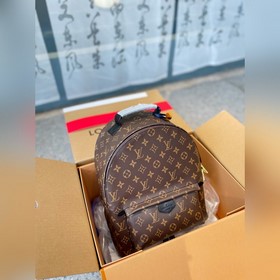 LV рюкзак с большим узором С ним выглядите моложе. Этот большой