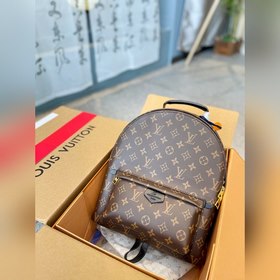 LV рюкзак с большим узором С ним выглядите моложе. Этот большой 