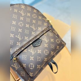 LV рюкзак с большим узором С ним выглядите моложе. Этот большой 