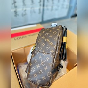 LV рюкзак с большим узором С ним выглядите моложе. Этот большой 