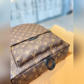 LV рюкзак с большим узором С ним выглядите моложе. Этот большой 