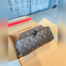 LV рюкзак с большим узором С ним выглядите моложе. Этот большой 