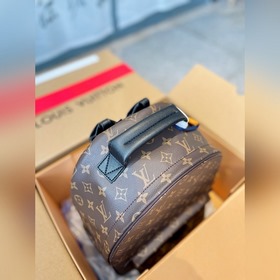 LV рюкзак с большим узором С ним выглядите моложе. Этот большой 