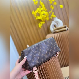 LV подержанный рюкзак, подходит к любому стилю Незаменимый аксесс