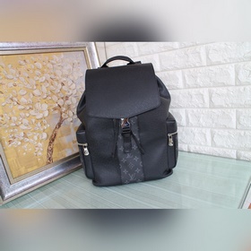 LV Модель： M30417 Рюкзак Outdoor из серии Tagarama Сочетание кожи