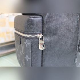 LV Модель： M30417 Рюкзак Outdoor из серии Tagarama Сочетание кожи