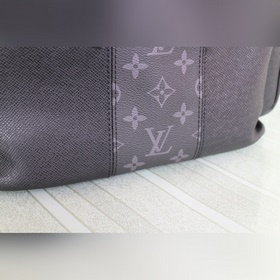 LV Модель： M30417 Рюкзак Outdoor из серии Tagarama Сочетание кожи