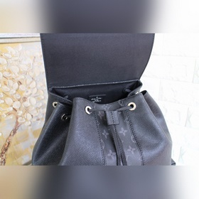 LV Модель： M30417 Рюкзак Outdoor из серии Tagarama Сочетание кожи