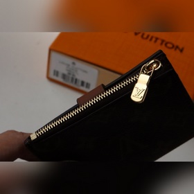 Короткий кошелек LV, модель M60451 Victorinem Этот кошелек изго