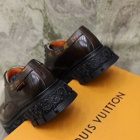 Бренд： LOUIS*VUITTON (Луи Виттон) Стандартный размер： мужской： 39