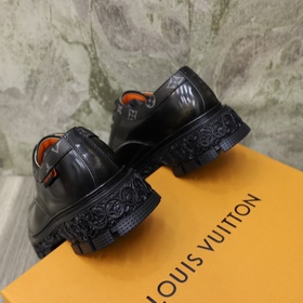 Бренд： LOUIS*VUITTON (Луи Виттон) Стандартный размер： мужской： 39