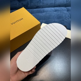 LV Trainer Сандалииз кожи теленка первого слоя, легкие и удобные.