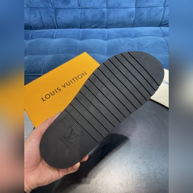 LV Trainer Сандалииз кожи теленка первого слоя, легкие и удобные.
