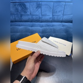 LV Trainer Сандалииз кожи теленка первого слоя, легкие и удобные.