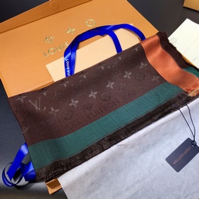 LV On The Edge Monogram Шаль Классический узор Monogram создает о