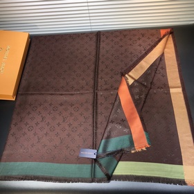 LV On The Edge Monogram Шаль Классический узор Monogram создает о