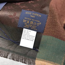 LV On The Edge Monogram Шаль Классический узор Monogram создает о