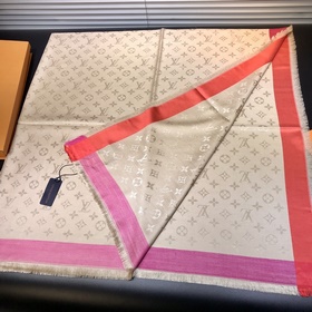 LV On The Edge Monogram Шаль Классический узор Monogram создает 