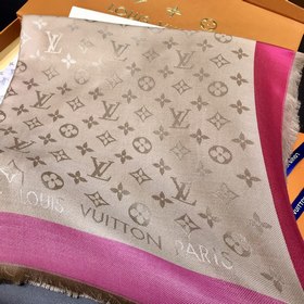 LV On The Edge Monogram Шаль Классический узор Monogram создает 