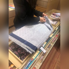 LV On The Edge Monogram Шаль Классический узор Monogram создает