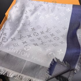 LV On The Edge Monogram Шаль Классический узор Monogram создает