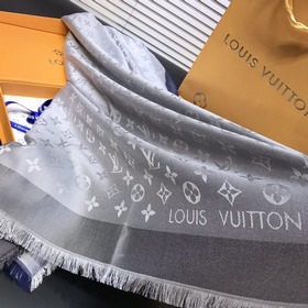 LV On The Edge Monogram Шаль Классический узор Monogram создает 