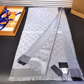 LV On The Edge Monogram Шаль Классический узор Monogram создает 