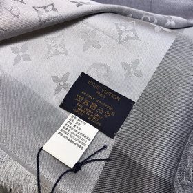 LV On The Edge Monogram Шаль Классический узор Monogram создает 