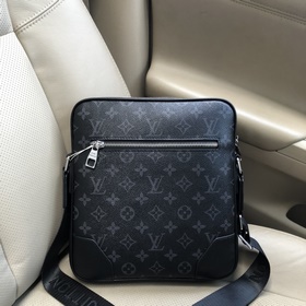 Мужская сумка через плечо LV в классическом исполнении. Оригиналь