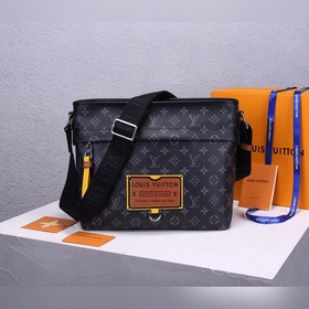 Средняя сумка LV Besace Zippée Современный дизайн и просторное вн
