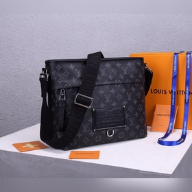 Средняя сумка LV Besace Zippée Современный дизайн и просторное вн