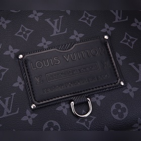 Средняя сумка LV Besace Zippée Современный дизайн и просторное вн