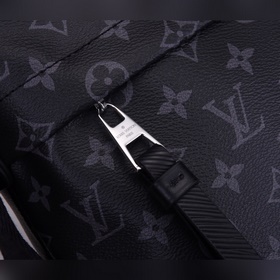 Средняя сумка LV Besace Zippée Современный дизайн и просторное вн