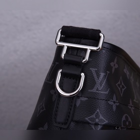Средняя сумка LV Besace Zippée Современный дизайн и просторное вн