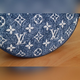 LV Модель： 81166 Loop Полулунная сумка-багет Впервые представлена