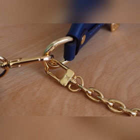 LV Модель： 81166 Loop Полулунная сумка-багет Впервые представлена