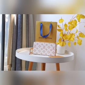 LV Модель кошелька Clémence M81476 является изысканным изделием и